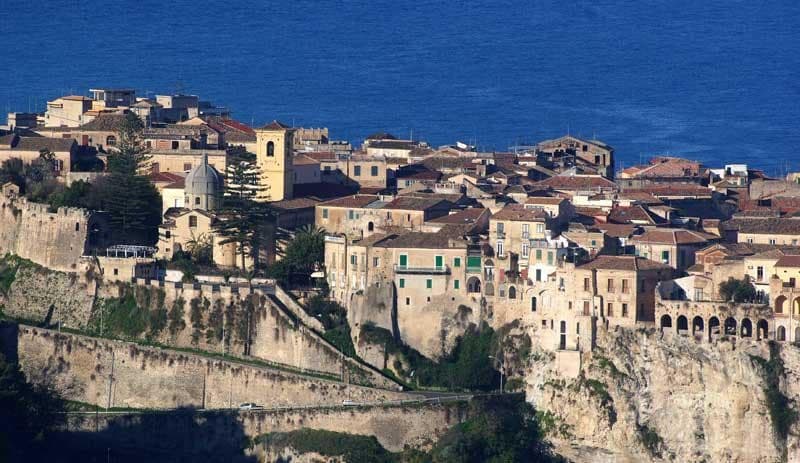 Castello - Cinta Muraria - Necropoli Paleocristiana